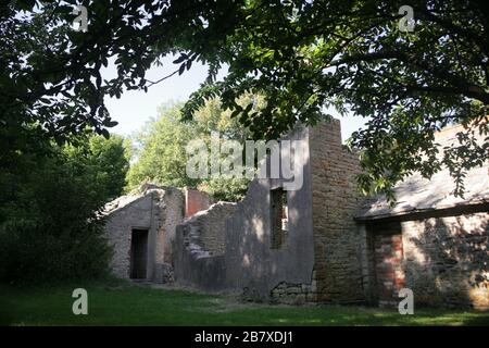 Chalet sans toit, d'un bureau de poste, Rang dans le village abandonné de Tyneham, à l'île de Purbeck, Dorset, England, UK Banque D'Images