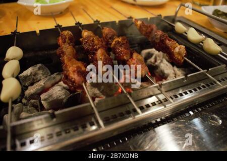 Brochettes d'agneau chinois Yang Gochi en Corée Banque D'Images