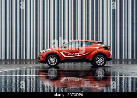 Brest, Biélorussie - 23 février 2020: Toyota C-HR 2019 voiture dans la rue contre mur rayé Banque D'Images