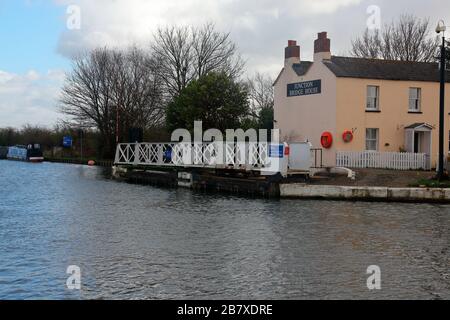 L'un des nombreux ponts d'oscillation sur le canal Gloucester et Sharpness vu ici à la jonction Saul près de Fraampton. Banque D'Images