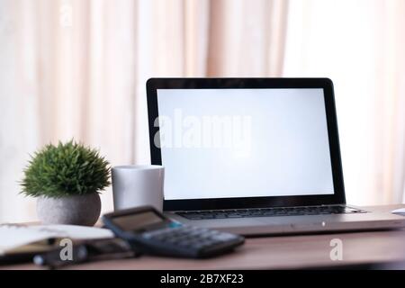 ordinateur portable avec écran blanc sur la table de bureau Banque D'Images