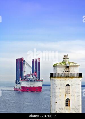 MPI Adventure Jack up RIG navire d'approvisionnement entrant dans la rivière Tyne Banque D'Images