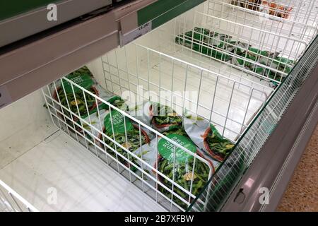 Vider les étagères dans un magasin Sainsburys le 18 mars 2020 à Upton, Wirral, Royaume-Uni. Les étalages des « achats de panique » ont éliminé les rayons des supermarchés de g Banque D'Images