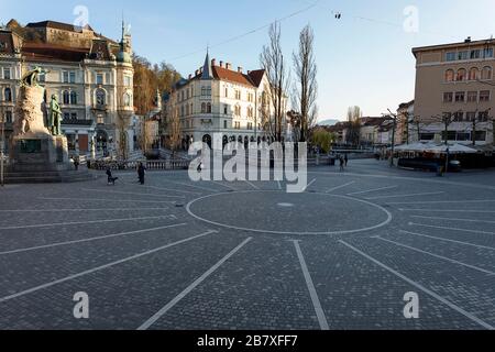 17 mars 2020: Les sites touristiques et la place Preseren à Ljubljana sont vides car le virus Corona conduit les gens hors des rues, Slovénie Banque D'Images