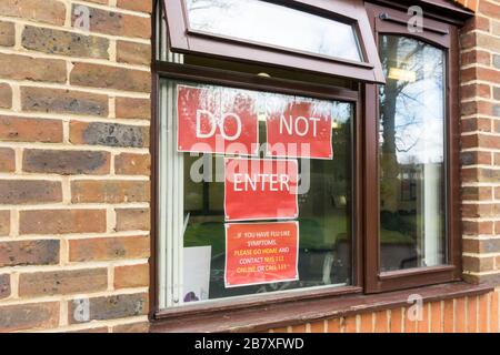 18 mars 2020. Bromley, Londres du Sud, Royaume-Uni. Signe sur la chirurgie d'un médecin avertit les gens de ne pas entrer avec 'grippe comme symptômes. Réponse à la pandémie de coronavirus du Covid 19. Crédit UrbanImages-news/Alay Banque D'Images
