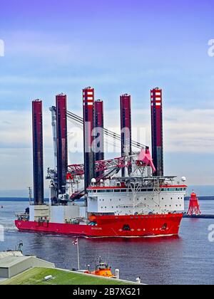 MPI Adventure Jack up RIG navire d'approvisionnement entrant dans la rivière Tyne Banque D'Images