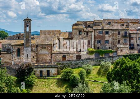 Colle di Val d'Elsa, Toscane: Maisons de la ville historique haute Colle Alta et église Sainte Catherine (Chiesa di Santa Caterina) avec son clocher. Banque D'Images