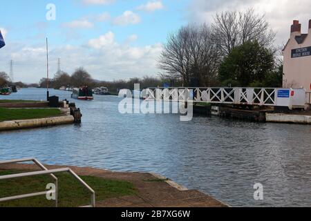 L'un des nombreux ponts d'oscillation sur le canal Gloucester et Sharpness vu ici à la jonction Saul près de Fraampton. Banque D'Images