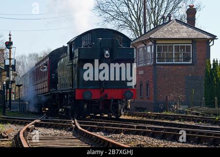 Locomotive à vapeur de classe 5600 5637, train de voyageurs sortant de la gare de Cranmore sur le chemin de fer East Somerset Banque D'Images