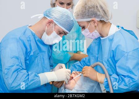 Dentistes pendant la chirurgie pour le placement de l'implant Banque D'Images