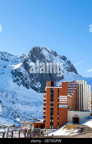 Résidence Mongie-Tourmalet, station de ski de la Mongie, Bagnères-de-Bigorre, France. Banque D'Images