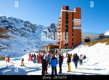 Résidence Mongie-Tourmalet, station de ski de la Mongie, Bagnères-de-Bigorre, France. Banque D'Images