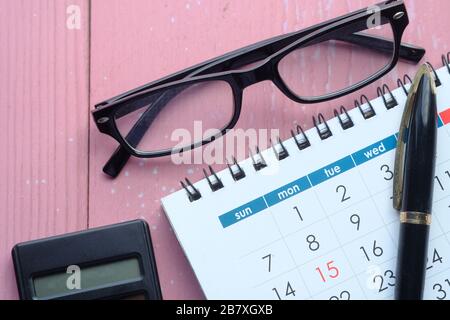 vue de dessus du calendrier, du stylo et de la lunettes sur la table Banque D'Images