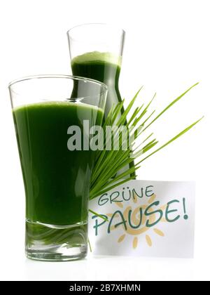 Le jus de Wheatgrass frais sur fond blanc Banque D'Images