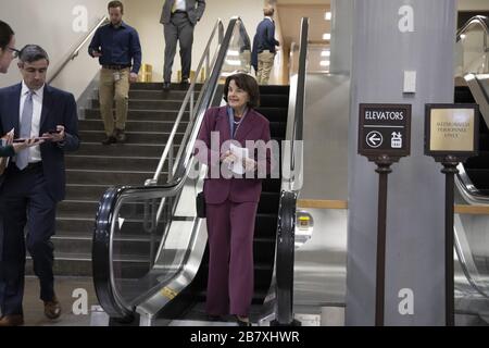 Washington DC, États-Unis. 18 mars 2020. Le sénateur Dianne Feinstein (D-CA) quitte le sénat et prend le métro le mercredi 18 mars 2020. Plus de 5 000 personnes ont fait des tests positifs pour COVID-19 aux États-Unis et au moins 88 sont mortes. Dans le monde entier, le nombre de morts a atteint un peu plus de 7 100 lundi. Photo de Tasos Katopodis/UPI crédit: UPI/Alay Live News Banque D'Images