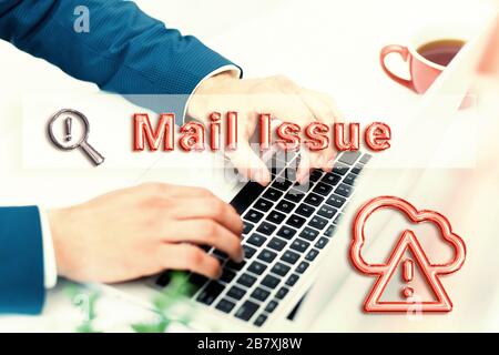 Les mains de l'homme sur le clavier d'ordinateur portable Banque D'Images