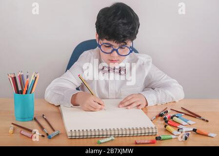 dessin enfant sur un tableau sur fond blanc Banque D'Images