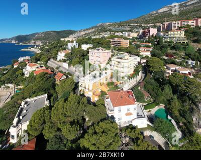 France, Côte d'Azur, Beaulieu, 02 octobre 2019 : vue aérienne des terrasses de la Côte d'Azur de maisons et de propriétés de campagne chères, palmiers, piscines, St Banque D'Images