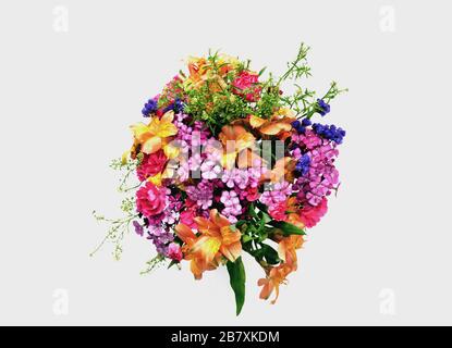 Vue sur le dessus d'un bouquet coloré de fleurs mixtes sur fond blanc Banque D'Images