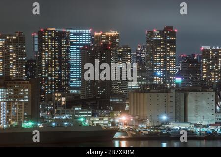 Vue panoramique sur la ville moderne vue panoramique sur les oiseaux vue aérienne de la baie de Tokyo sous la pluie nuit Banque D'Images