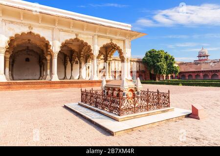 Tombe de John Russell Colvin et Diwan-i-am au fort d'Agra, Inde Banque D'Images