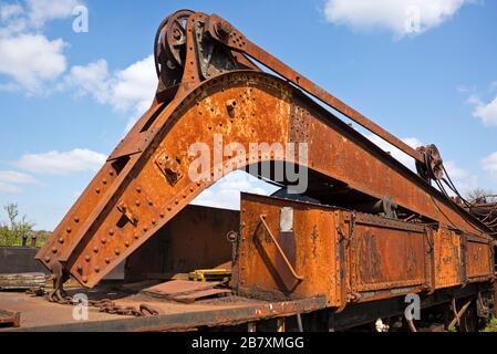 Une grue rouillée en attente de restauration sur les quais à côté du moteur tombe à Cranmore West Station sur le East Somerset Railway, Angleterre, Royaume-Uni Banque D'Images