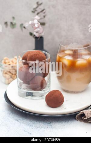 Liqueur de café froid aux truffes au chocolat, roulée en poudre de cacao sur fond gris Banque D'Images