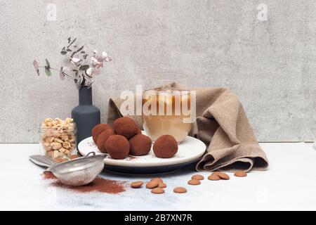 Liqueur de café froid aux truffes au chocolat, roulée en poudre de cacao sur fond gris Banque D'Images