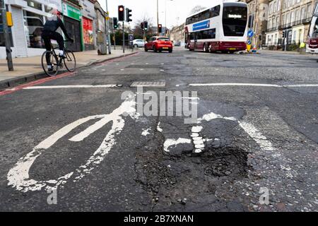 Grand pothole sur la route à vélo à Edimbourg, Ecosse Royaume-Uni Banque D'Images