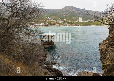 Vue de la piste de Golitsyn au village de Novy Svet en Crimée. Des tornades bizarres de branches d'arbres sur la rive. Journée nuageux au début du printemps. Nobo Banque D'Images