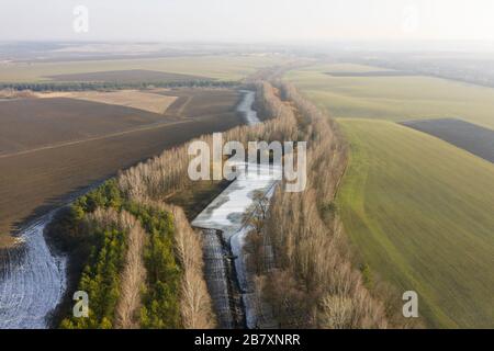 Des arbres ont entouré le lac, qui a été construit par les gens. La photo représente le début des Ros de la rivière dans la région de Vinnitsa. Paysage de la terre ukrainienne Banque D'Images