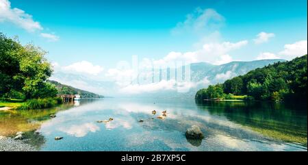 Lac de Bohinj en Slovénie, belles paysage estival de célèbre destination touristique dans le parc national du Triglav dans Alpine mountain range Banque D'Images