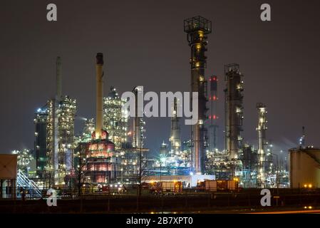 Raffinerie de pétrole dans le port de Rotterdam, aux Pays-Bas, la nuit Banque D'Images