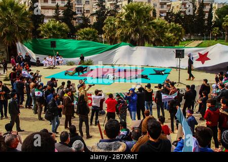 Idlib, Syrie. 18 mars 2020. 18 mars 2020: Les images capturées montrent une démonstration par les Syriens dans le gouvernorat d'Idlib pour marquer le neuvième anniversaire de la révolution syrienne et pour s'assurer que les gens continuent leur révolution crédit: Moawia Atrash/ZUMA Wire/Alay Live News crédit: ZUMA Press, Inc./Alay Live News Banque D'Images