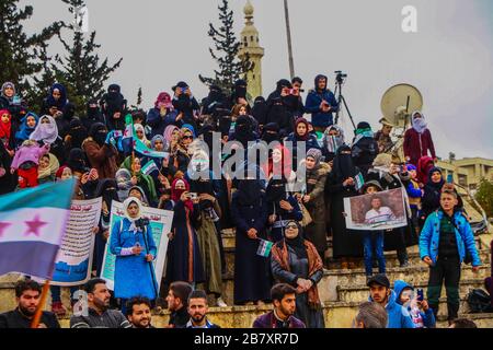 Idlib, Syrie. 18 mars 2020. 18 mars 2020: Les images capturées montrent une démonstration par les Syriens dans le gouvernorat d'Idlib pour marquer le neuvième anniversaire de la révolution syrienne et pour s'assurer que les gens continuent leur révolution crédit: Moawia Atrash/ZUMA Wire/Alay Live News crédit: ZUMA Press, Inc./Alay Live News Banque D'Images