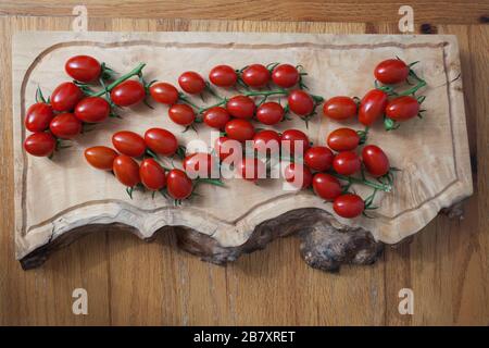 Tomates sur une vigne dans un cadre de cuisine Banque D'Images