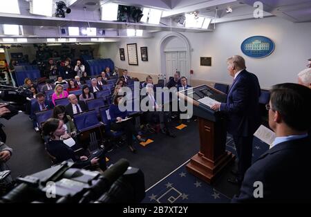 Washington DC, États-Unis . 18 mars 2020. Washington, États-Unis d'Amérique. 18 mars 2020. Le président des États-Unis Donald J. Trump prononce des remarques sur la pandémie de COVID-19 (Coronavirus) aux côtés des membres du Groupe de travail sur le Coronavirus dans la Bridy Press Briefing Room de la Maison Blanche à Washington, DC, le 18 mars 2020, à Washington, DC Credit: Kevin Dietsch/Pool via CNP | usage dans le monde crédit: dpa/Alay Live News crédit: dpa Picture Alliance/Alay Live News Banque D'Images