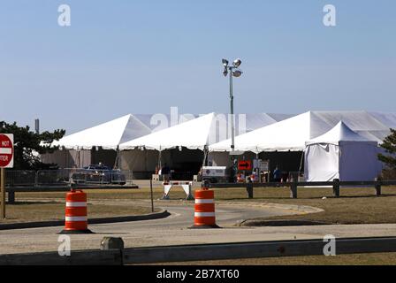 New York, États-Unis. 18 mars 2020. Les tentes de test pour Coronavirus, Covid-19 sur le site de test au drive du coronavirus, le mercredi 18 mars 2020, à Jones Beach long Island, à New York. Photo de Peter Foley/UPI crédit: UPI/Alay Live News Banque D'Images