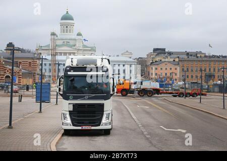 Helsinki, Finlande. 18 mars 2020. Camion Volvo FH en attente à l'extérieur du port de fret du port d'Helsinki. Le transport routier fonctionne malgré le Covid-19. Banque D'Images