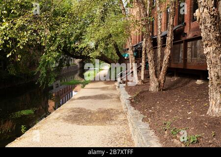 Suivez le chemin d'accès sur le canal de l'Ohio à Georgetown à Washington DC, États-Unis. Il fait partie du parc historique national du canal de l'Ohio. Banque D'Images