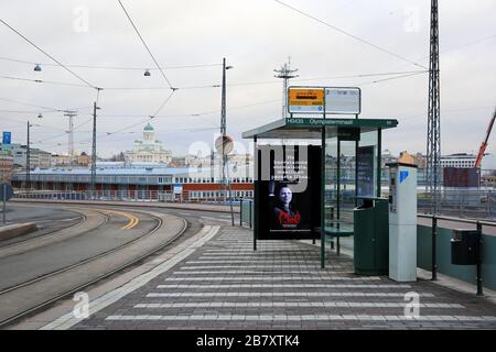 Helsinki, Finlande. 18 mars 2020. Arrêt de tramway vide et rue déserte pendant la pandémie de Coronavirus par South Harbour, Helsinki. Banque D'Images