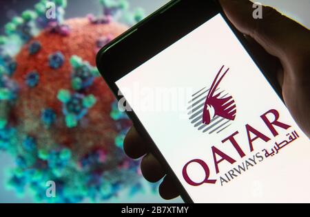 Dans cette illustration photo, le logo du transporteur de drapeau appartenant à l'État du Qatar, Qatar Airways, affiché sur un smartphone avec un modèle d'ordinateur du coronavirus COVID-19 en arrière-plan. Banque D'Images