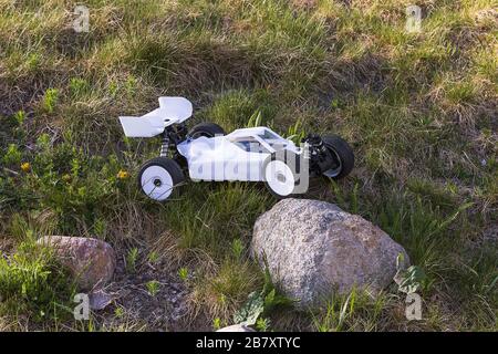 Vue du modèle de voiture de course à commande radio sur fond tout-terrain. Jouets avec télécommande. Temps libre. Concept enfants et adultes. Banque D'Images