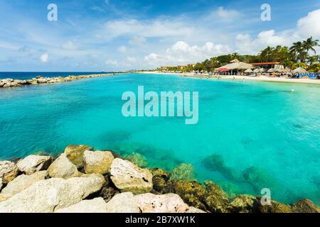 Vue imprenable sur l'eau turquoise et le ciel bleu avec des nuages blancs. Paysages magnifiques arrière-plans. Curaçao. Caraïbes. Beau fond de nature Banque D'Images