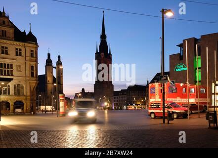 Halle, Allemagne. 18 mars 2020. Véhicules de pompiers et de police sur le marché. Depuis mercredi (18.03.2020), des mesures drastiques ont pris effet à Halle pour enrayer la propagation du coronavirus. Crédit: Sebastian Willnow/dpa-Zentralbild/dpa/Alay Live News Banque D'Images