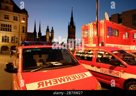 Halle, Allemagne. 18 mars 2020. Les véhicules des pompiers se tiennent sur le marché. Depuis mercredi (18.03.2020), des mesures drastiques ont pris effet à Halle pour enrayer la propagation du coronavirus. Crédit: Sebastian Willnow/dpa-Zentralbild/dpa/Alay Live News Banque D'Images