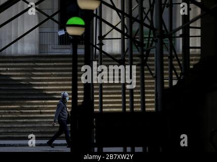 New York, États-Unis. 18 mars 2020. Les piétons portant des masques de visage marchent sur Wall Street à New York le mercredi 18 mars 2020. Le Dow plonge 1 000 points alors que la volatilité sans précédent continue en raison des craintes de coronavirus. Photo de John Angelillo/UPI crédit: UPI/Alay Live News Banque D'Images