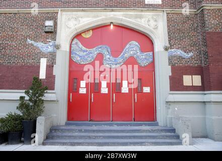 New York, États-Unis. 18 mars 2020. École communautaire East Village Numéro de l'école EVCS : le M315 est fermé jusqu'à la mi-avril en raison de la pandémie de coronavirus à New York le mercredi 18 mars 2020. Le gouvernement fédéral travaille sur un plan de relance du coronavirus de 1 billion de dollars pour tenter de sauver l'économie américaine de la pandémie du coronavirus. Photo de John Angelillo/UPI crédit: UPI/Alay Live News Banque D'Images