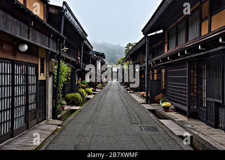 Rue du quartier de Sanmachi-suji en début de matinée. Takayama, Gifu, Japon. Banque D'Images