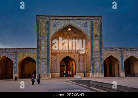 Entrée principale de la Mosquée Vakil à Shiraz, Iran. Banque D'Images